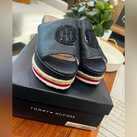 Tommy Hilfiger platform slide Sandles - Picture 1 of 5
